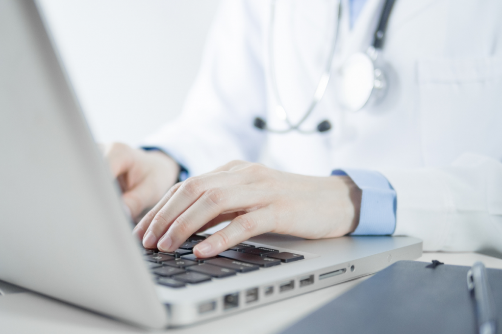 médecin rédigeant sa e-prescription sur son pc portable